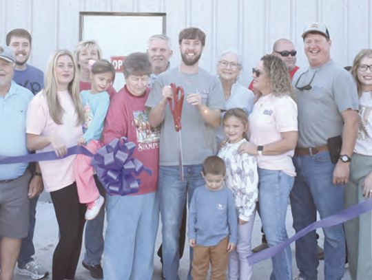 Big Al’s Wholesale celebrates holidays with ribbon cutting