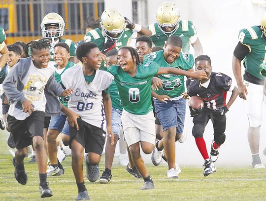 Future Gators get taste of Friday night