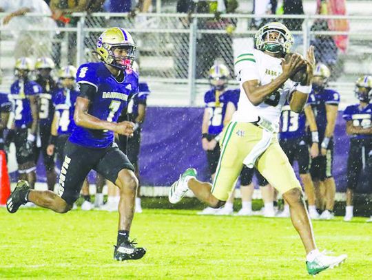 Gators open with narrow victory