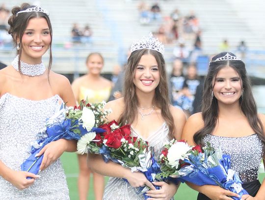 Lee is crowned queen