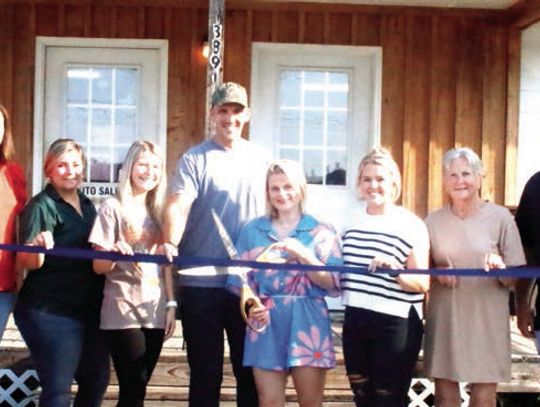 Nahunta Nutrition cuts ribbon
