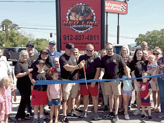 Red Line Liquidators holds ribbon cutting