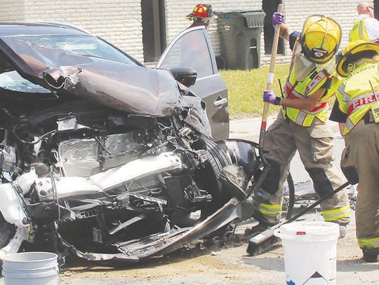 Wreck halts Carswell noon traffic