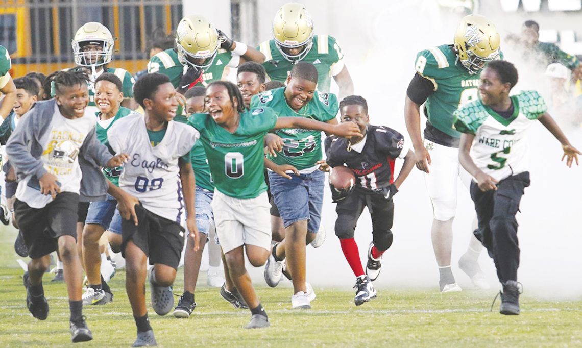 Future Gators get taste of Friday night Future Gators get taste of Friday night