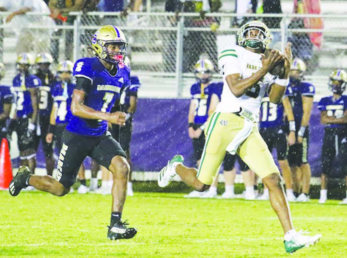 Gators open with narrow victory
