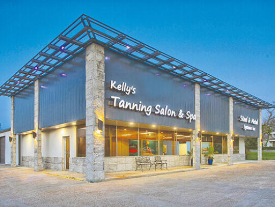 <p>Kelly’s Tanning Salon and Spa building located at 505 Main Street.</p>